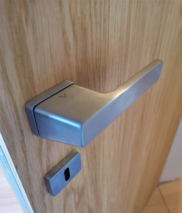 Un maravilloso tirador de puerta sobre una roseta oculta - efecto "wow" - realización en un hotel en París